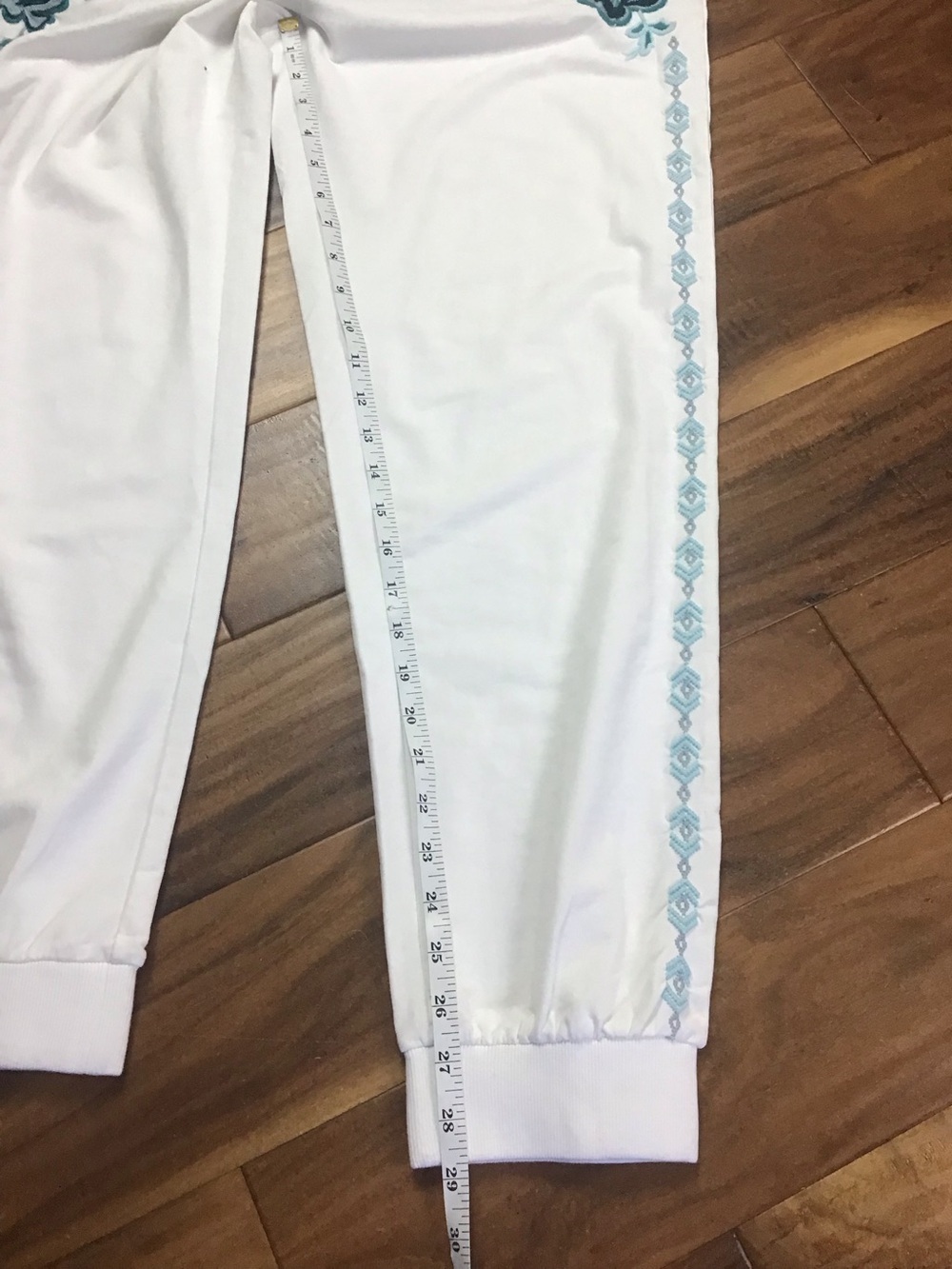 Sundance Faded Fields White Joggers Blue Floral Embroidered Size Medium - Picture 8 of 13